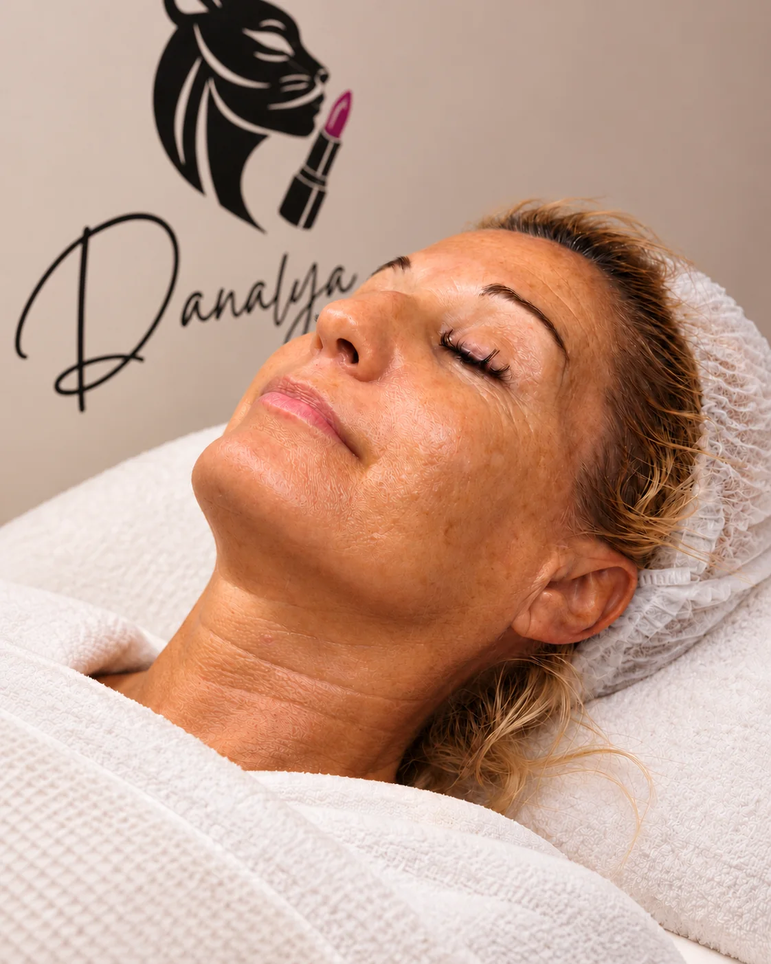 Momento de cuidado facial en Danalya Estética