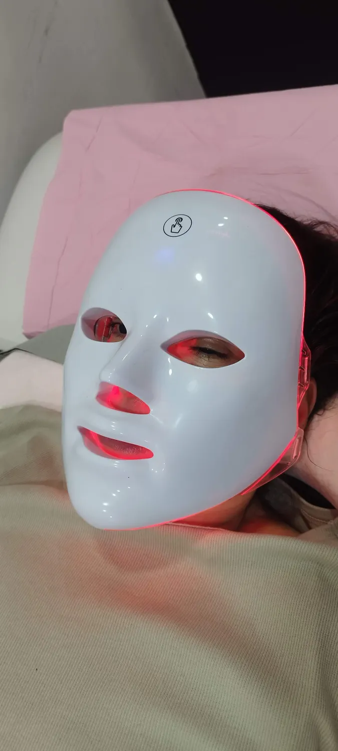 Máscara LED durante un cuidado facial