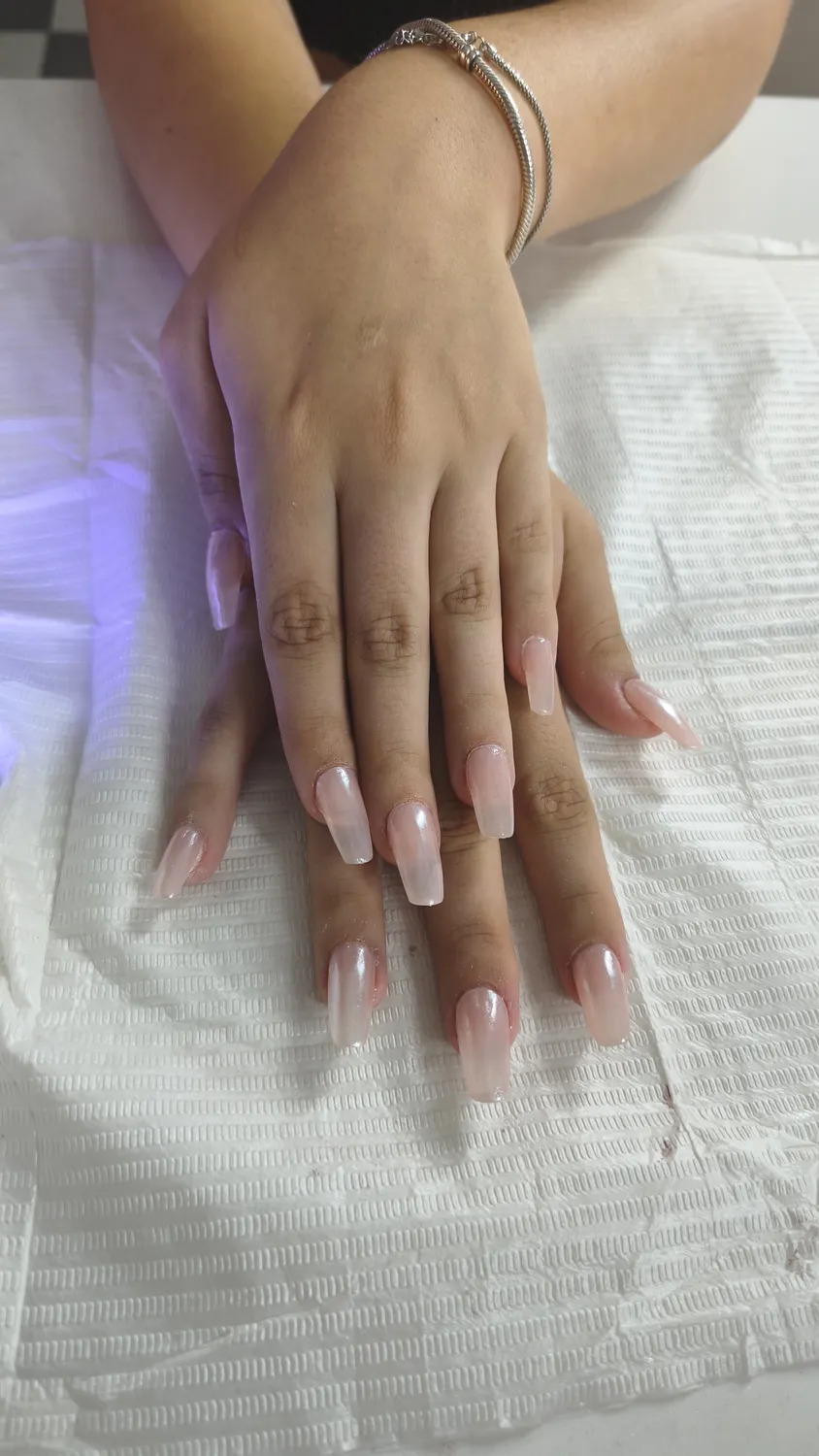 Manicura con uñas esmaltadas en rosa